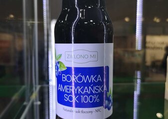 Fotografia butelki z sokiem 100% Borówka Amerykańska naturalnie tłoczony – NFC firmy „Zielono Mi”, który otrzymał złoty medal na targach