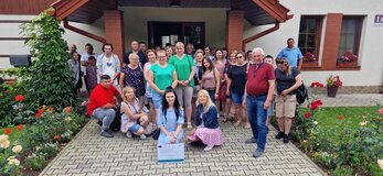 Uczestnicy wyjazdu studyjnego pozujący do grupowej fotografii