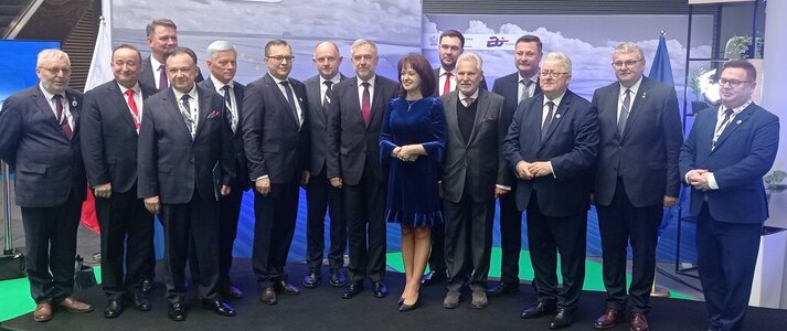 Pan Marszałek Adam Struzik (czwarty z lewej) oraz Członkini Zarządu Województwa Mazowieckiego Janina Ewa Orzełowska wśród gości Kongresu