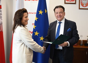Magdalena Biernacka odbierajaca powołanie z rąk Adama Struzika