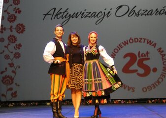 Pani Marszałek Janina Ewa Orzełowska (wśrodku) z parą tancerzy z Zespołu Mazowsze