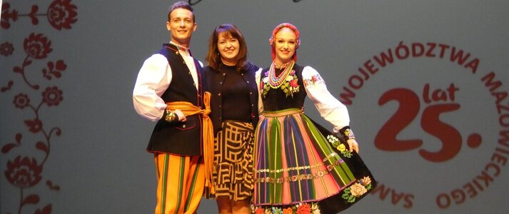 Pani Marszałek Janina Ewa Orzełowska (wśrodku) z parą tancerzy z Zespołu Mazowsze