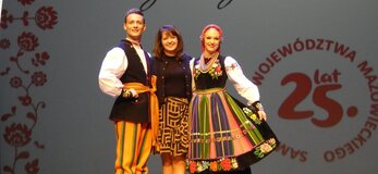 Pani Marszałek Janina Ewa Orzełowska (wśrodku) z parą tancerzy z Zespołu Mazowsze