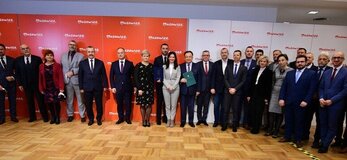 Umowa podpisana przez lidera projektu oraz 18 partnerów razem z pozostałą dokumentacją trafi teraz do PKP Polskie Linie Kolejowe S.A. (PKP PLK).