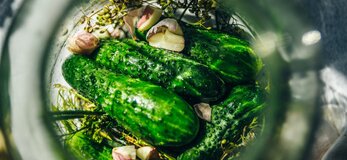 Obrazek dekoracyjny, kiszone ogórki w słoiku, fot. pixabay.com