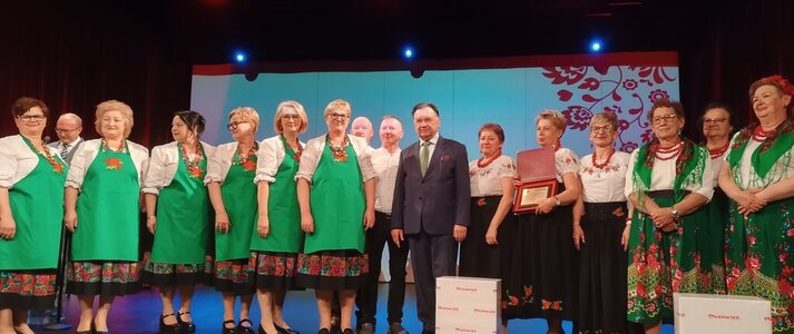 Marszałek Adam Struzik na wspólnym zdjęciu z nagrodzonymi (fot. archiwium UMWM)