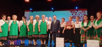 Marszałek Adam Struzik na wspólnym zdjęciu z nagrodzonymi (fot. archiwium UMWM)