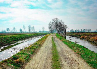 polna droga i dwa rowy wypelnione wodą