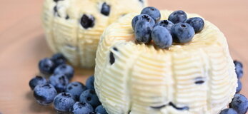 Źródło: Archiwum UMWM, Ser borówkowy z miodem Pani Anny Napiórkowskiej Laureatki VI edycji Mazowieckiego Konkursu Serów Zagrodowych