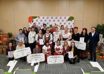 zdjęcie grupowe przestawicieli zwycięskich Kół Gospodyń Wiejskich 