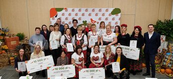 zdjęcie grupowe przestawicieli zwycięskich Kół Gospodyń Wiejskich 