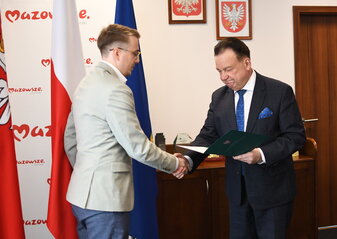 dr Łukasz Komorowski odbierajacy powołanie z rąk Adama Struzika