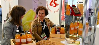 stoisko wystawiennicze z sokami