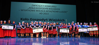 Laureaci Konkursu "Koła Gospodyń Wiejskich-wyjątkowe miejsca, wyjątkowi ludzie" podczas gali wręczenia nagród