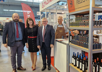 (od lewej): Dyrektor Departamentu Rolnictwa i Rozwoju Obszarów Wiejskich Radosław Rybicki, członek zarządu Janina Ewa Orzełowska i radny województwa Leszek Przybytniak na stoisku województwa mazowieckiego. (fot. arch. UMWM)