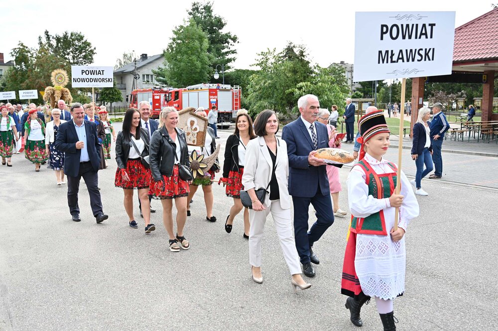 Uroczystość rozpoczął Korowód Dożynkowy (fot. Grzegorz Żak)