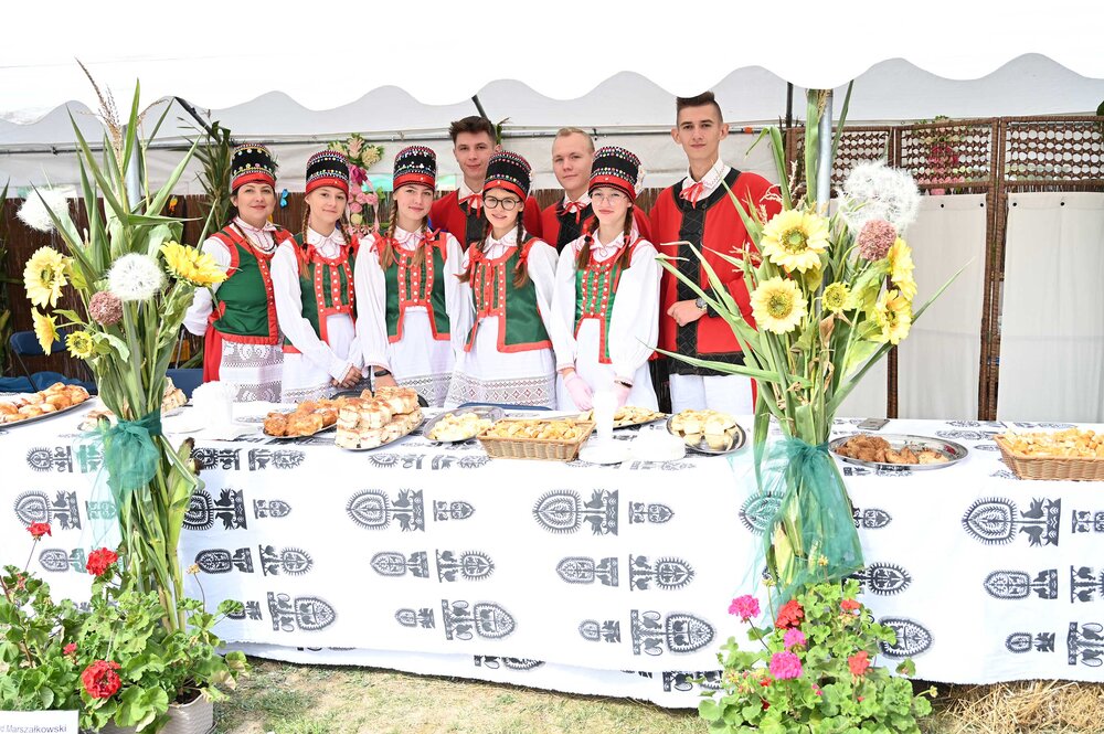 Kurpie przywitały gości serdecznie i smakowicie (fot. Grzegorz Żak)