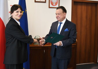 dr Joanna Pawłowska-Tyszko odbierajaca powołanie z rąk Adama Struzika