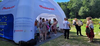 fot. BR KSOW, stoisko KSOW i KGW obok Ciebie z odwiedzającymi