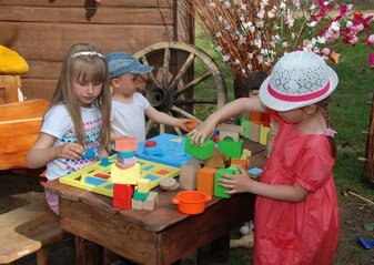 dzieci układające klocki