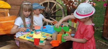 dzieci układające klocki