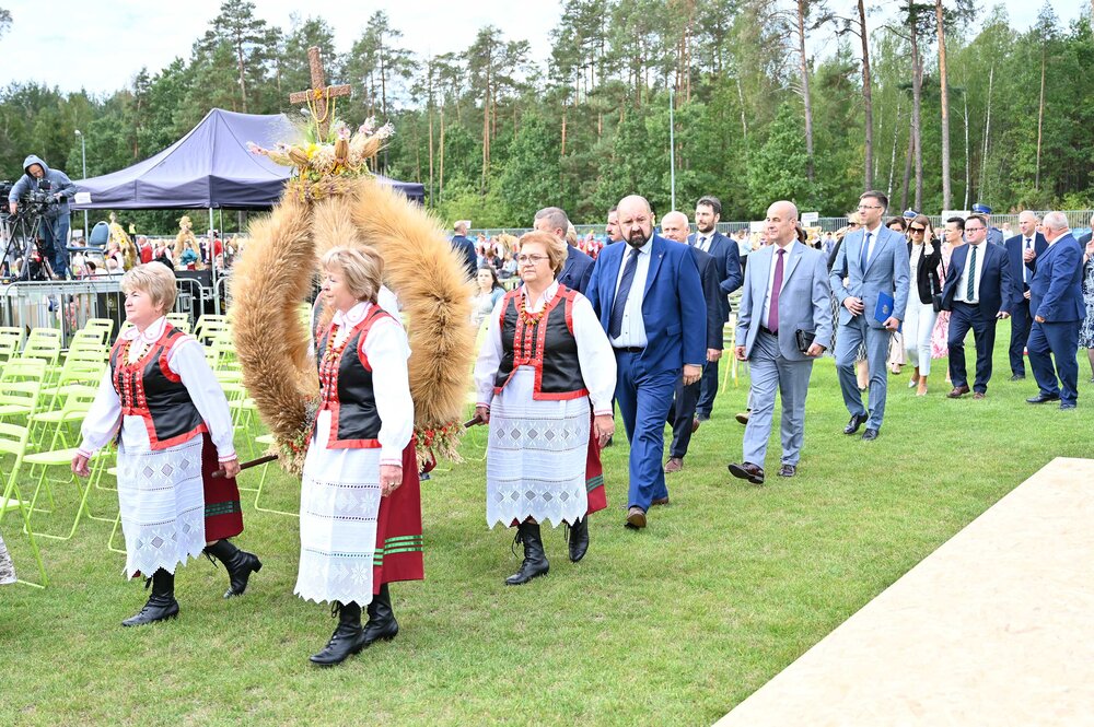Niektóre wieńce imponowały formą i wielkoscią (fot. Grzegorz Żak)