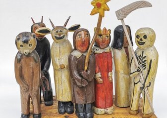 figurki wyrzeźbione w drewnie przedstawiające kolędników