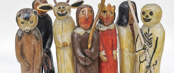 figurki wyrzeźbione w drewnie przedstawiające kolędników