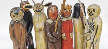 figurki wyrzeźbione w drewnie przedstawiające kolędników