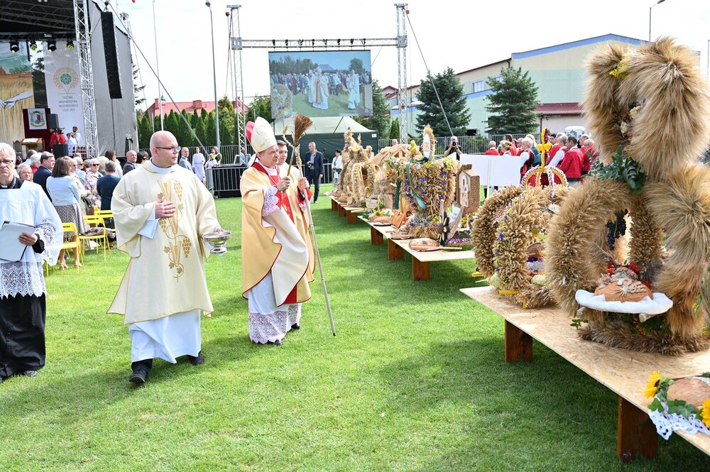 Częścią uroczystości było święcenie wieńców i chlebów (fot. Grzegorz Żak)