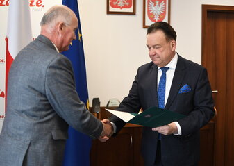 Sławomir Błażejczyk odbierajacy powołanie z rąk Adama Struzika