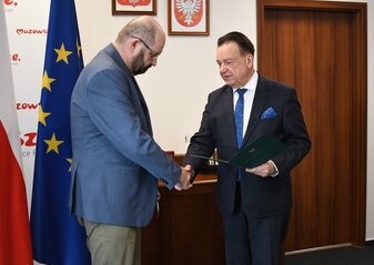 Radosław Rybicki odbierajacy powołanie z rąk Adama Struzika