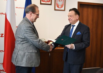 Wiesław Kołodziejski odbierajacy powołanie z rąk Adama Struzika