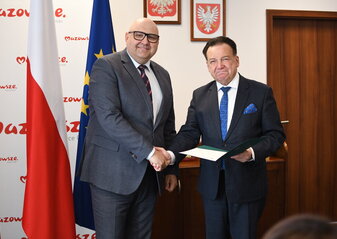 Łukasz Lewandowski odbierajacy powołanie z rąk Adama Struzika