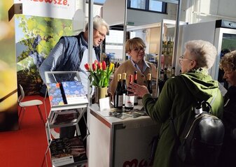 Widok na stoisko Winnicy Olszewskiej