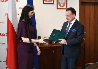 Paulina Gójska odbierajaca powołanie z rąk Adama Struzika