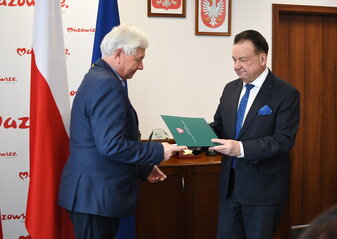 Cezary Nowek odbierajacy powołanie z rąk Adama Struzika