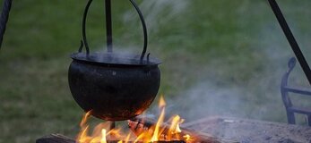 garnek nad ogniskiem z gotującą się potrawą