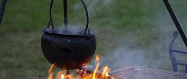 garnek nad ogniskiem z gotującą się potrawą