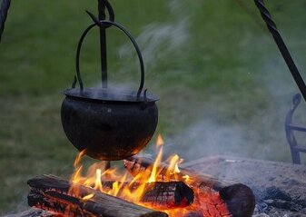garnek nad ogniskiem z gotującą się potrawą