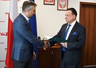 Sławomir Stańczuk odbierajacy powołanie z rąk Adama Struzika