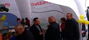 odwiedzający namiot wystawienniczy "KSOW i KGW obok Ciebie" w 2022 roku 